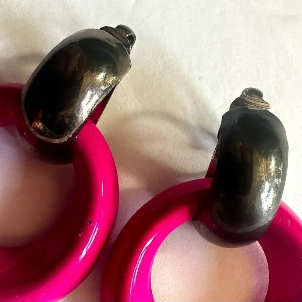 Pink and silver tone circle clip on  vintage earrings